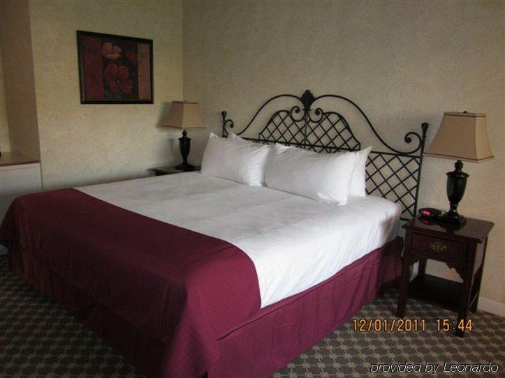 The Village Green Cottage Grove Room photo