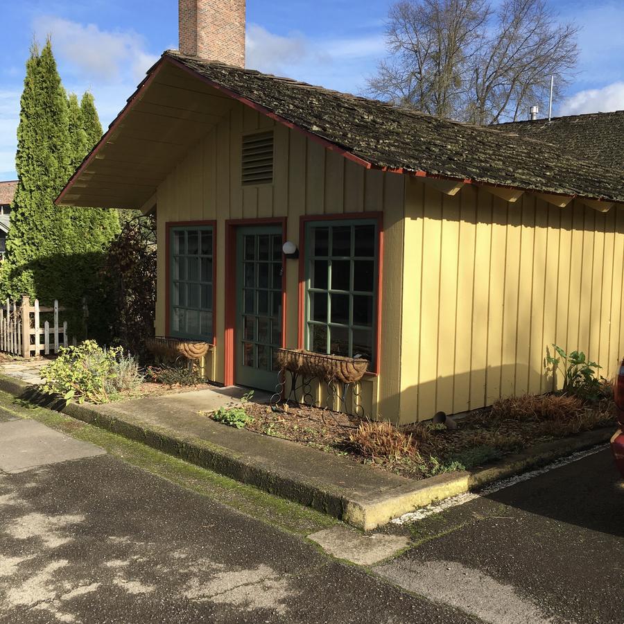 The Village Green Cottage Grove Exterior photo