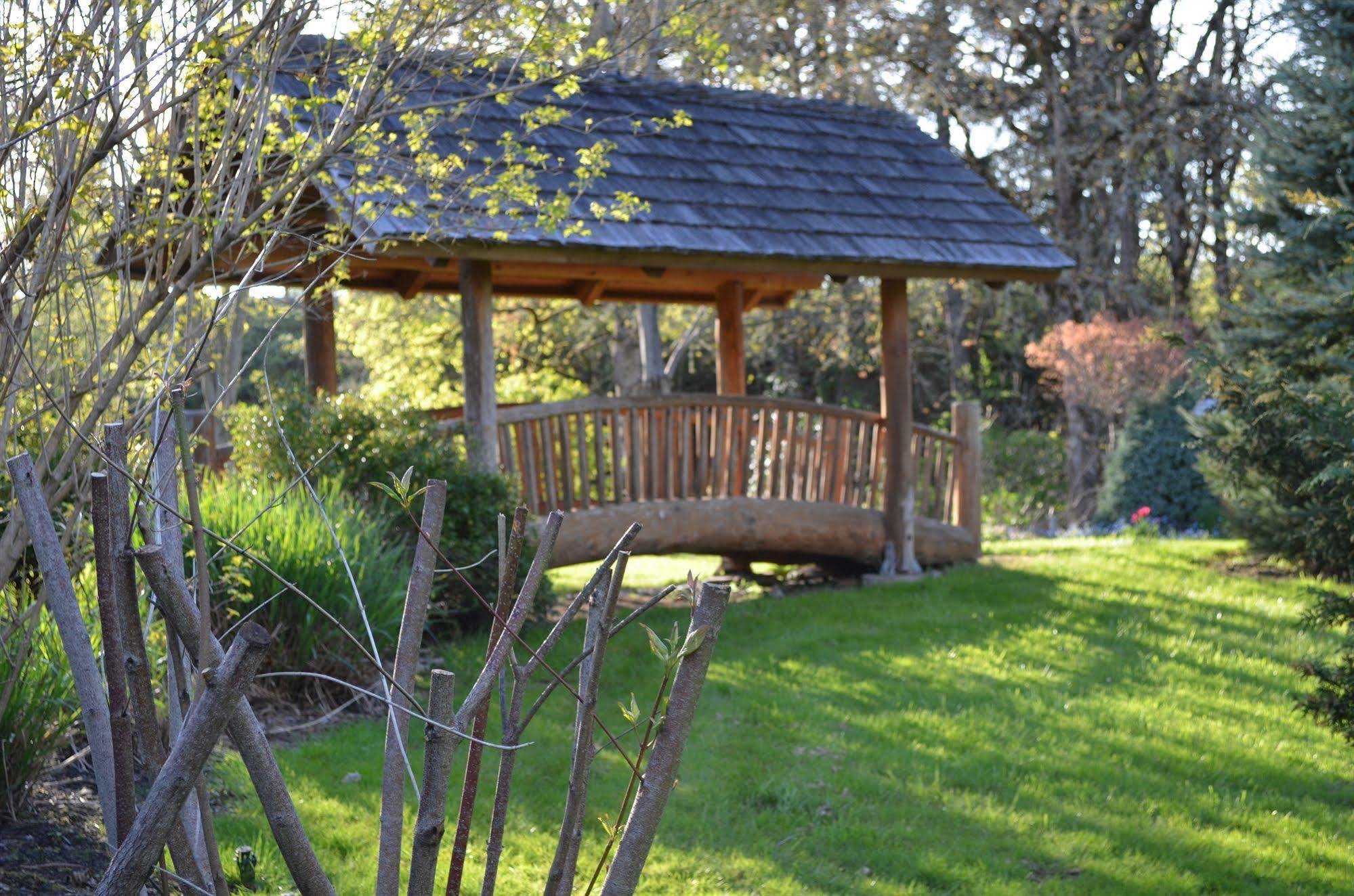 The Village Green Cottage Grove Exterior photo