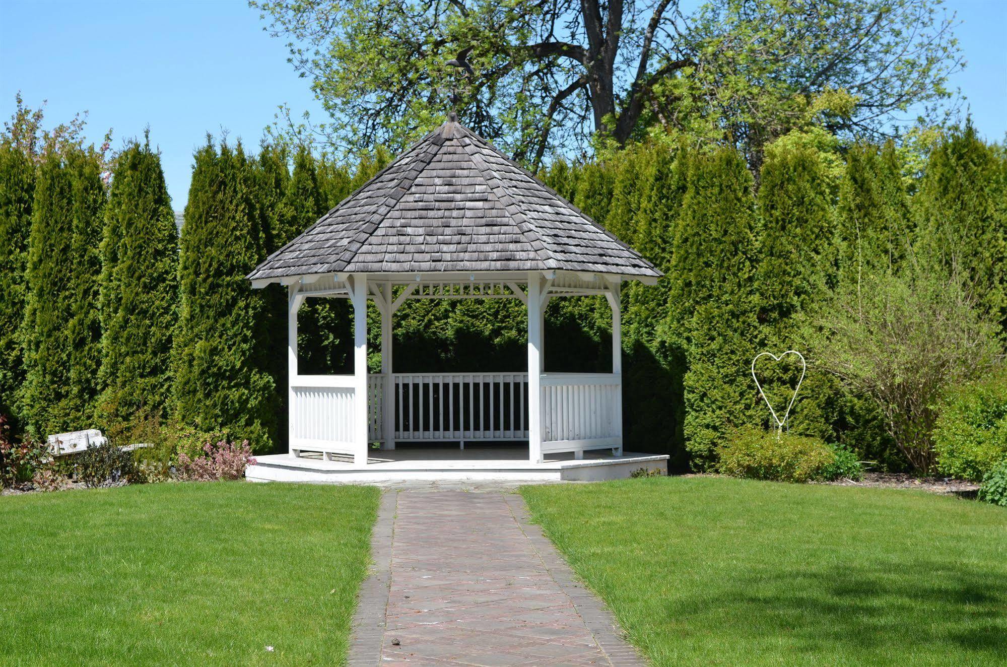 The Village Green Cottage Grove Exterior photo