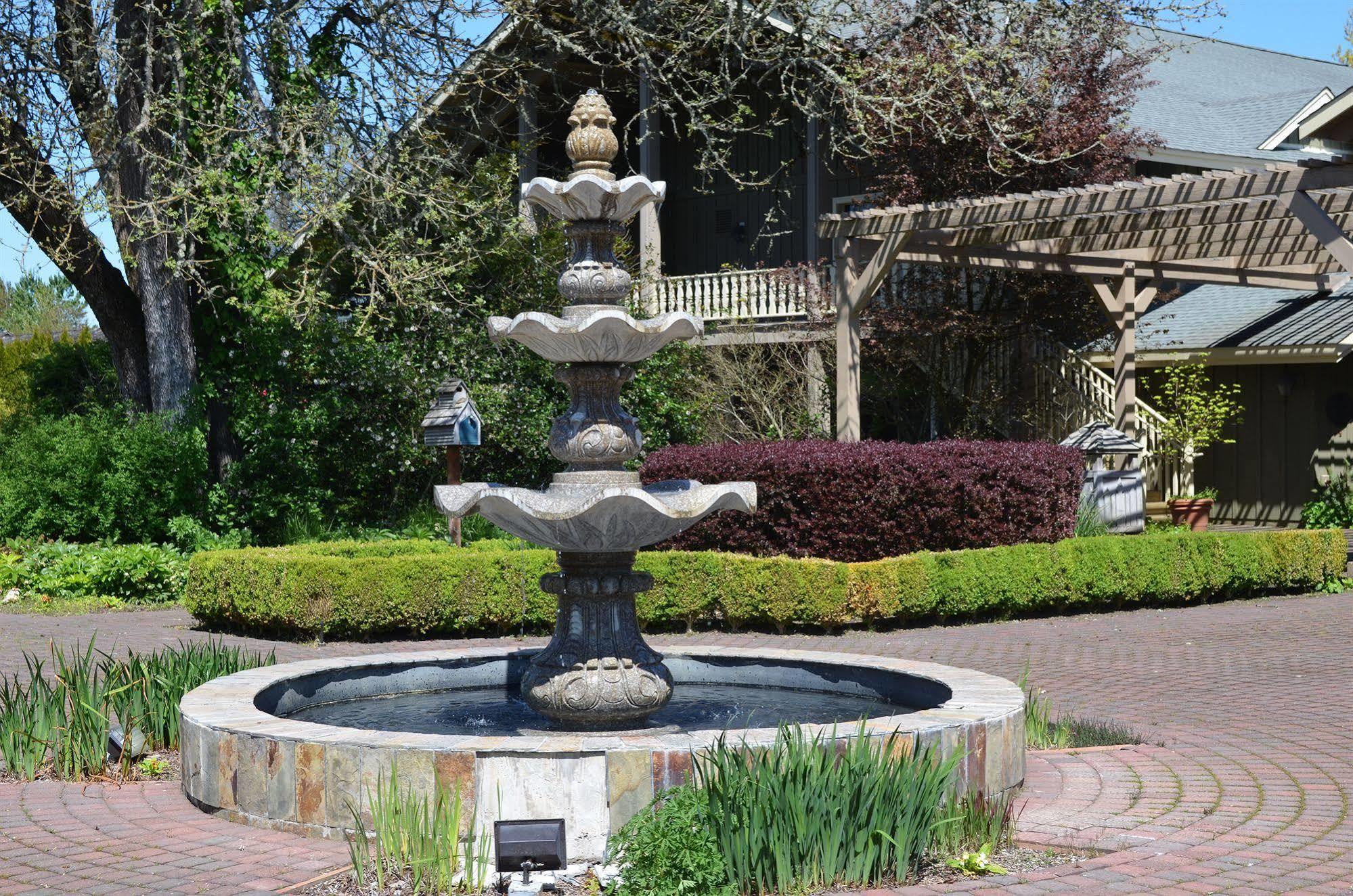 The Village Green Cottage Grove Exterior photo
